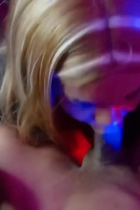 Üvey kız kardeşim çok azgın ve sikimi emmeyi seviyor