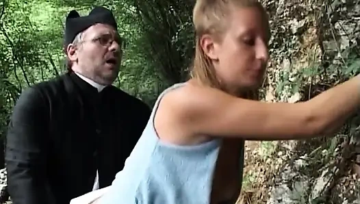 Rubia milf estirada en aventura hardcore al aire libre