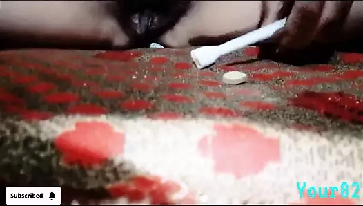 Baldız tek başına göğüsleriyle oynamaya başladı