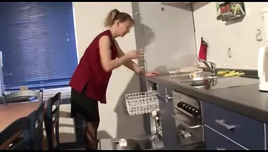 Sarışın orta yaşlı seksi kadın mutfakta yarak emiyor