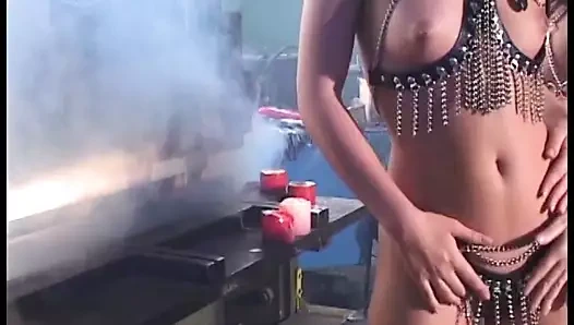 İki seks kölesi fahişeler efendilerini tatmin etmek için her şeyi yaparlar