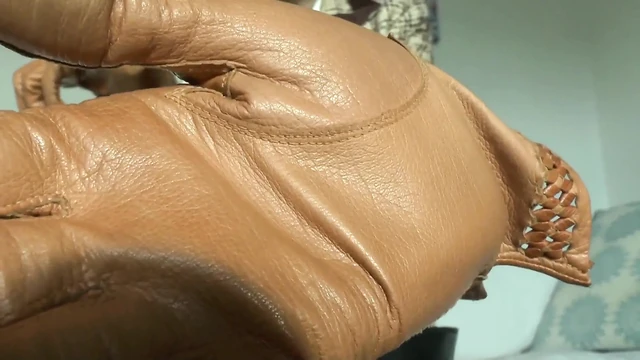 Seans için havaya girmek: kırbaç sesi olmadan önce deri eldivenleri koklamama izin verilmesi! Lady Victoria Valente