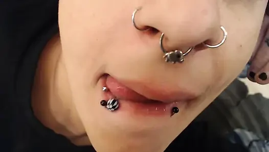 6 piercing yakın çekim oynama zamanı
