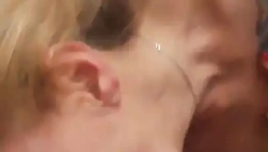 Sikme dostum suckind ona koca