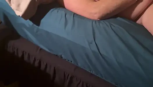 Olgun evli kadın sert mastürbasyon yapıyor