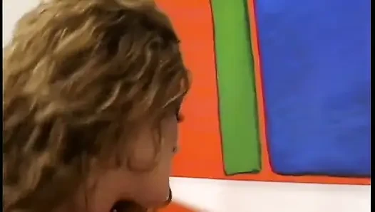 Seksi ırklararası kıvırcık saçlı sürtük büyük zenci yarağına biniyor ve yüzüne boşaltıyor