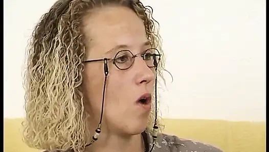 Küçük memeli spex sarışın dildo ile amcığını baştan çıkarıyor