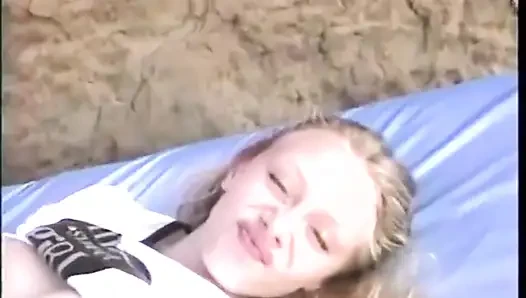 Küçük ateşli sarışın büyük beyaz yarağı alıyor