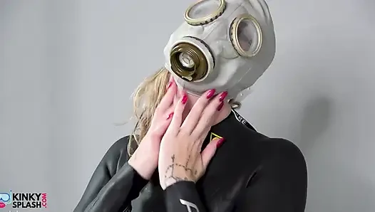 Lucy'nin sapık külotlu gaz maskeli striptiz ve döl direk dansı