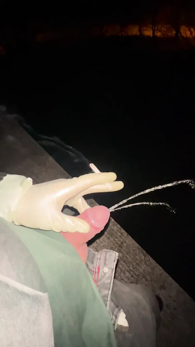 Sigara içiyor ve işiyor