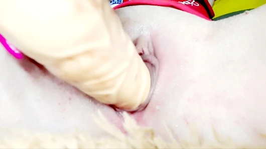 Büyük bir yapay penis sıkı ve ıslak bir kedinin içine ve dışına gider