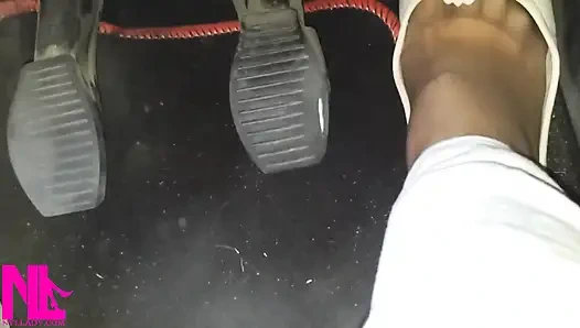 Yumuşak yıpranmış düzlükler ve naylon çoraplarla otoyolda pedal pompalama ve sürüş