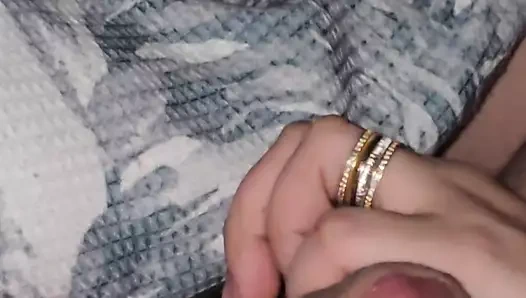 Üvey anne üvey kızına erkek arkadaşının sikine nasıl mastürbasyon yapmayı öğretiyor