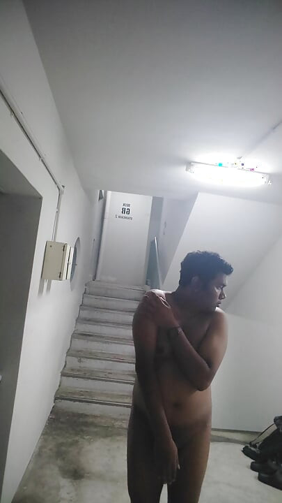 Halkın içinde çıplak