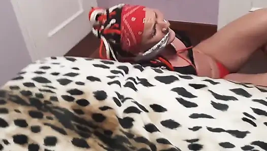 Bağlı ve kaçmak için kavga ediyor