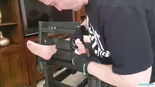 Gıdıklayıcı canavarın gıdıklayıcı eldivenleri var!