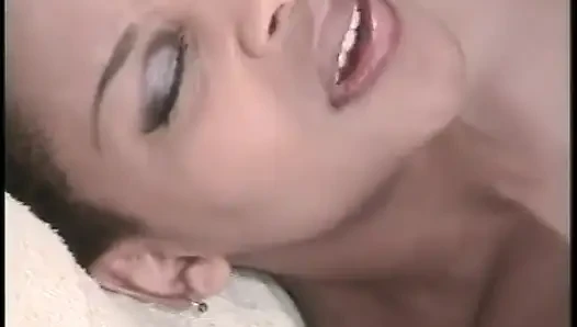 Azgın beyaz adam onu sikmeden önce seksi zenci bebeğin amını yalıyor