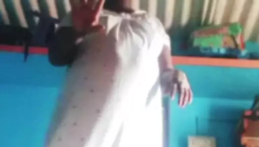 Kocam dışarıda ve bu yüzden evde vahşi seks yapıyorum