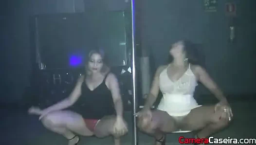Nina Lins pelada na balada