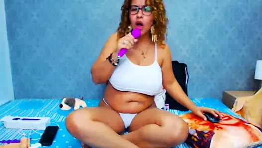 Tombul latin karaoke söylüyor ve kamerada büyük göğüsleri gösteriyor