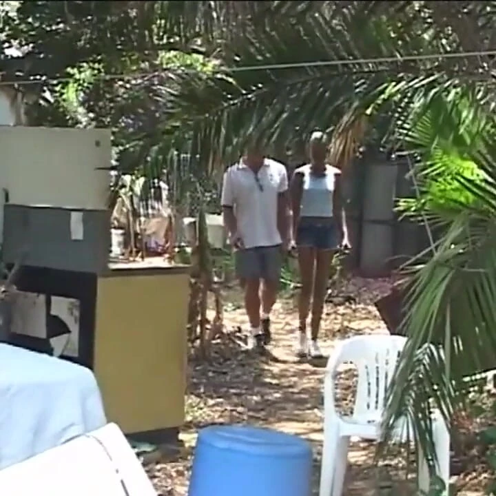 Siyah yarak bahçede amcık emiyor