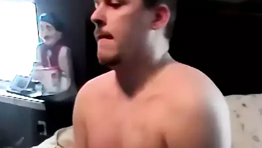 Topları yalama sırasında siyah gay ağzına asılı amatör boşalan