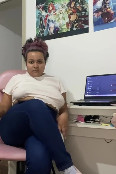 Üvey anne üvey oğlunu boşaltmak için sandalyede osuruyor
