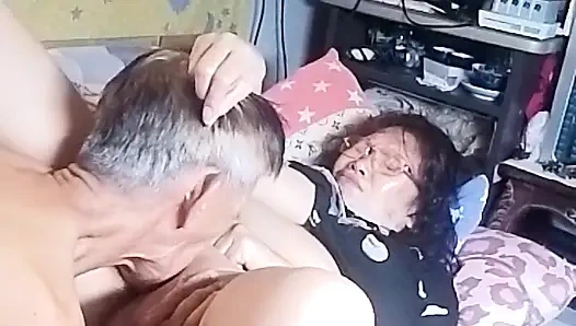 Birçok kez fışkırtıyor ve sikimden ve tounge'dan aldığı tatmini iyi hissediyor