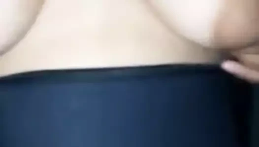 Meksikalı göğüsleri gösteren