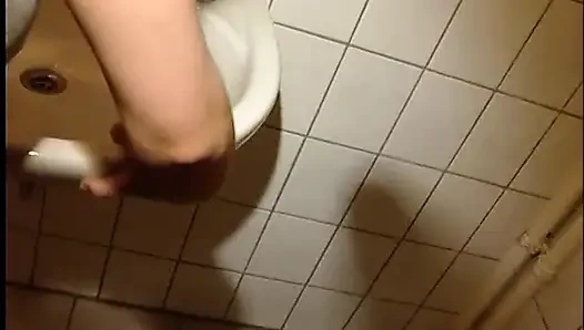 Amatör esmer genç kız büyük yarağı emiyor ve domalarak sikiliyor