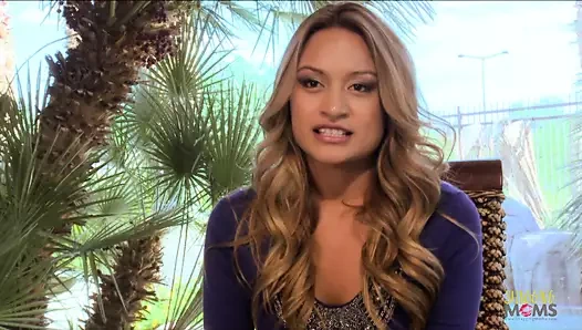 Yarak emici Natalia sert sikilmek için kanepede domalıyor