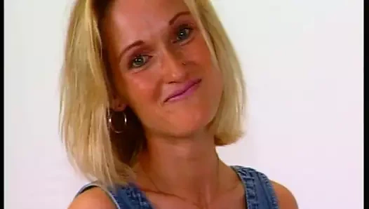 Blonde Notgeile Fotze das erste mal vor der Kamera