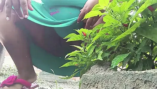 Kıllı amcıklı ateşli iri güzel kadın çalının arkasına işiyor