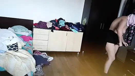 Amatör Kadın Kıyafetlerini Denerken Ve Keserken Eğleniyor.