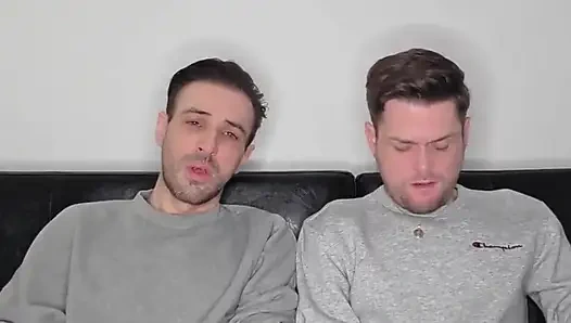 Asılı sünnetsiz brotosh delikanlılar yan yana mastürbasyon yapıyor