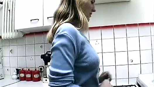 Muhteşem Alman genç kız mutfak aletleriyle eğleniyor