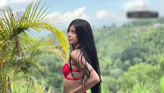 Komşumun taşra evinde sikişiyorum! Onun yarağını seviyorum