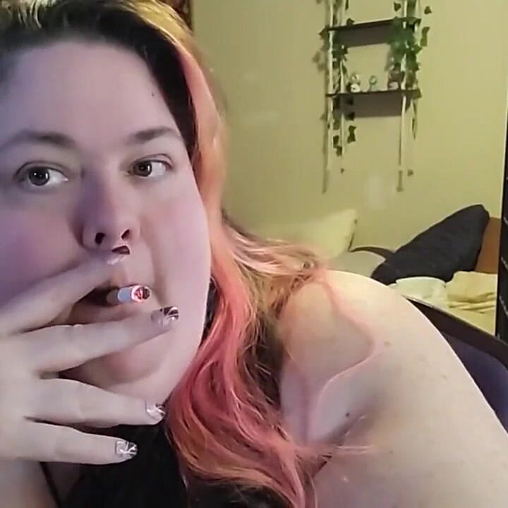 İri güzel kadın boynum ve büyük kollarımla oynarken sigara içiyor