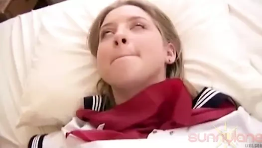 Küçük memeli güzel güneşli şeritli yarak sert bir yarakla sikiliyor!