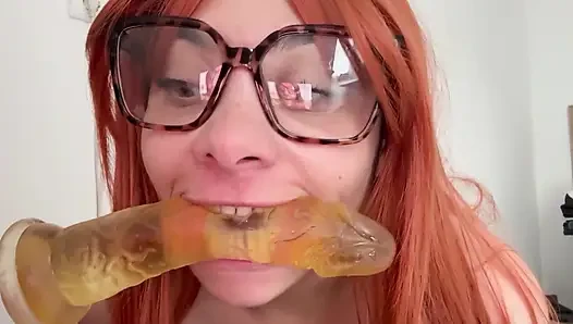 Aptal sarışın ahegao'yu yüzleştiriyor çünkü sarışınların sanal yarakla sikişmelerinin ve kirli yüzlerinin tadını çıkariyorsun