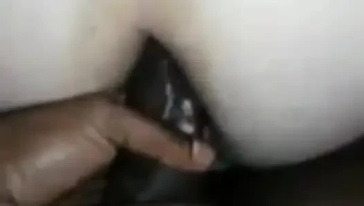 Büyük zenci inleyen orgazmlar üzerine eğilmiş derin hızlı anal