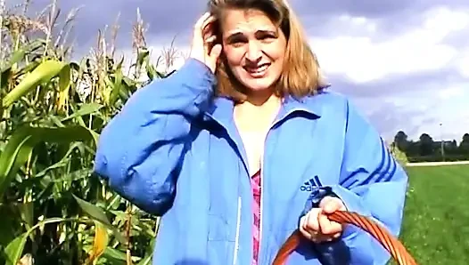 Büyük mısır koçanı açık havada genişleyen amcığını genişliyor