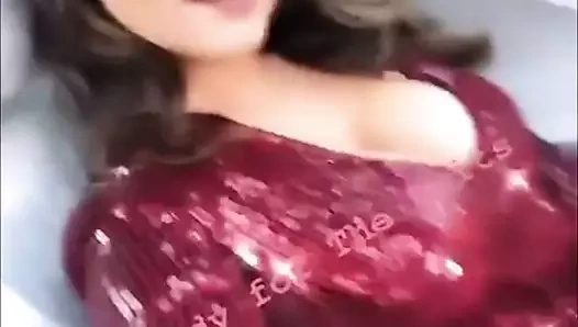 Kelly brook İngilizler '19'a doğru yolda