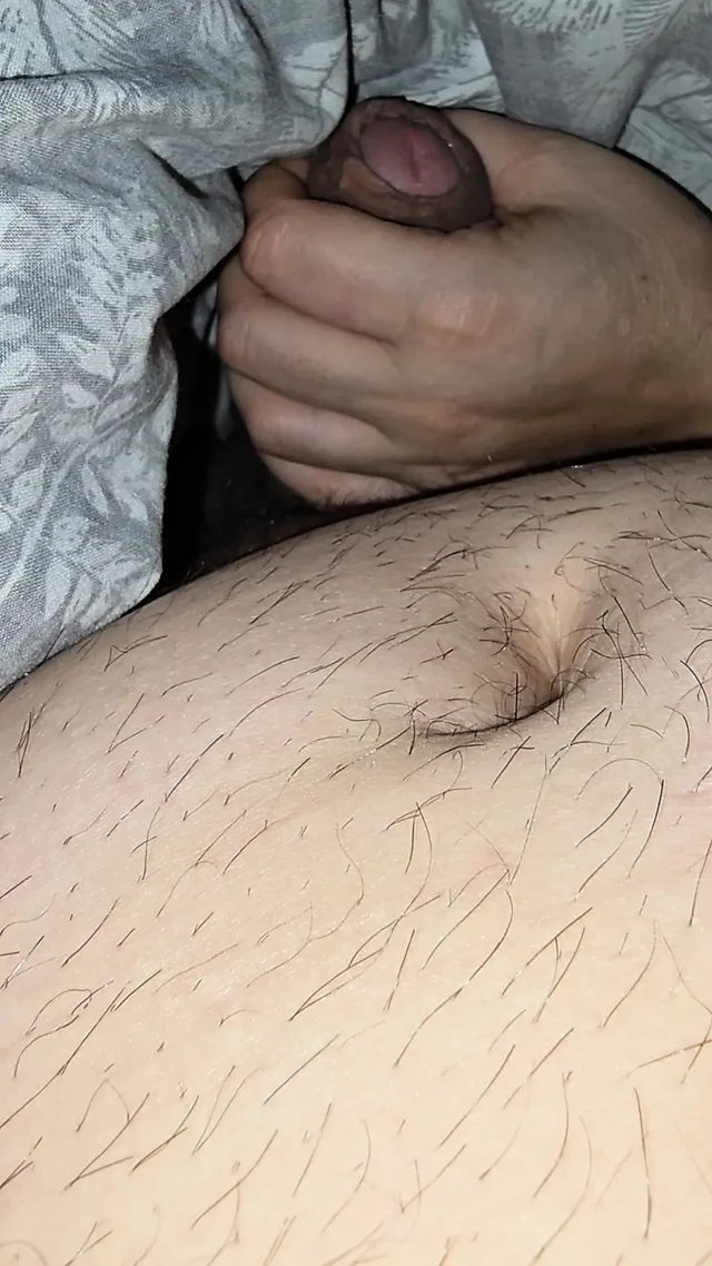 Üvey anne yarağını kontrol ediyor ve inliyor ve üvey oğluna mastürbasyon yapıyor