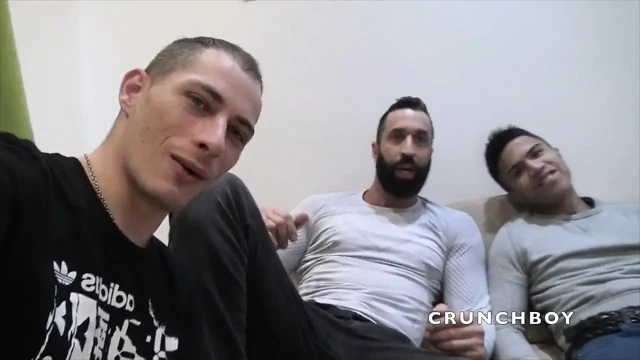 Seksi Asyalı tiwnk üst Arap baskın tarafından korunmasız sikiliyor