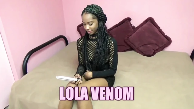 Lola Venom genç amına bir oyuncak sokuyor