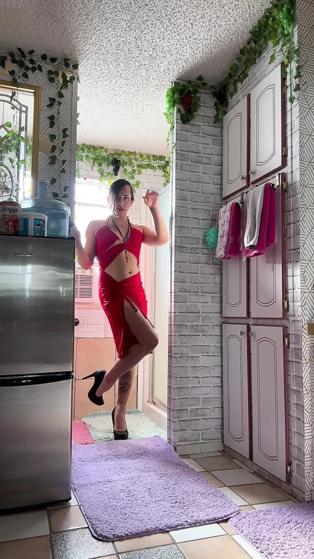 Kırmızı elbiseli adam yiyici striptiz