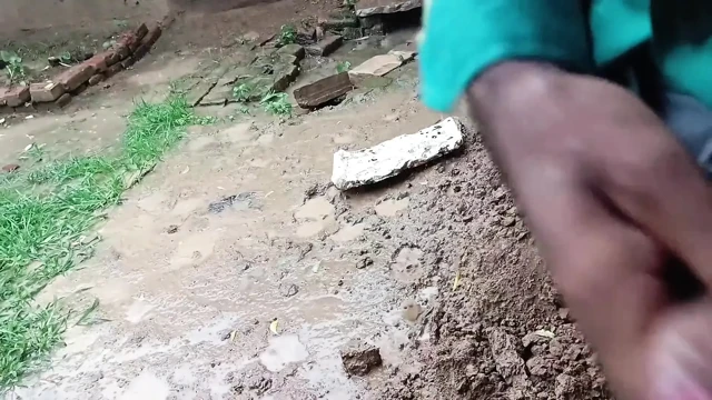 Oğlumun Banyoda Tek Başına Ne Yaptığını Izliyorum.