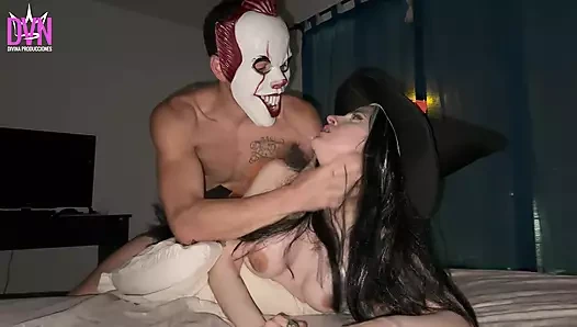 Kostümlü partiden sonra masum kıza sert ve sert derin anal