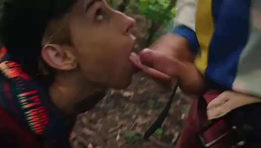 piknik sona erdikten sonra iki arkadaş doğada biraz eğlenmeye karar verdi.